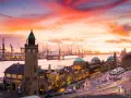 Spektakulärer Sonnenuntergang über Hamburgs Hafen. Perfekt für deine Hamburg Ferien 2025!