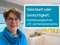 Frau mit Brille lächelt, im Hintergrund ein Schild mit dem Titel "Gleichheit oder Gerechtigkeit: Nachteilsausgleich bei LRS und Rechenschwäche".