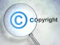 Lupe über dem copyright zeichen und dem Wort "copyright".