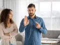 Mann gestikuliert, dass er **recht hat**, während Frau ihm skeptisch zuhört.