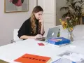 Junge Frau mit guten EDV-Kenntnissen arbeitet konzentriert an ihrem Laptop in einem hellen Büro.