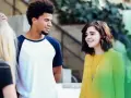 Eine Gruppe junger Leute, der gen z jahrgang, lacht und unterhält sich im Freien.