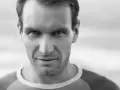 Nahaufnahme eines Mannes mit stechendem Blick, der an einen Soziopathen erinnert. Seine Augen scheinen alles zu durchdringen.