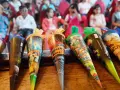 Bunte Zuckertüten für die Einschulung Brandenburg 2025. Kinder warten gespannt auf ihren großen Tag.
