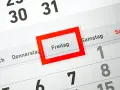 Kalenderblatt mit markiertem Freitag. Die Planung für die **Winterferien 2026** beginnt!