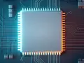 Ein großer, rechteckiger Chip mit vielen Pins, umgeben von Leiterbahnen auf einer dunklen Platine. Dieser **Halbleiter** ist das Herzstück moderner Technologie.