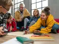 Kinder und Jugendliche arbeiten begeistert an einem Projekt. Der **Präsenzunterricht** fördert Kreativität und Teamwork.