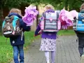 Drei Kinder mit Schultüten und Ranzen auf dem Weg zur Einschulung Niedersachsen 2026.