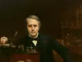 Porträt von Thomas Edison, der an einem Phonographen arbeitet. Er ist der Mann, der die Glühbirne erfunden hat.