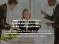 Zwei Männer zeigen aggressiv auf eine Frau, die ruhig meditiert. Text: Aggression verstehen, Deeskalation lernen, Sicherheit gewinnen.