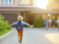 Ein Junge mit Sternenrucksack rennt fröhlich los, bereit für die **Herbstferien Sachsen 2026**.