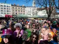Bunte Kostüme und fröhliche Gesichter beim Fasching in Bayern 2027. Eine ausgelassene Menge feiert ausgelassen.