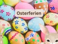 Bunte Ostereier und Hasenfiguren, bereit für die Osterferien Sachsen 2026.