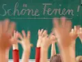 Schöne Ferien! Kinder strecken die Hände hoch, bereit für die Winterferien in NRW.