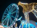 Leuchtende Giraffe und Riesenrad auf einem Jahrmarkt, perfekt für Winterferien Thüringen 2026.