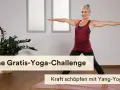Frau in Yoga-Pose, die Kraft schöpft und gegen Antriebslosigkeit wirkt. Deine Gratis-Yoga-Challenge.