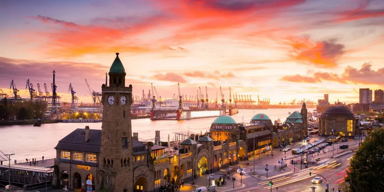 Spektakulärer Sonnenuntergang über Hamburgs Hafen. Perfekt für deine Hamburg Ferien 2025!