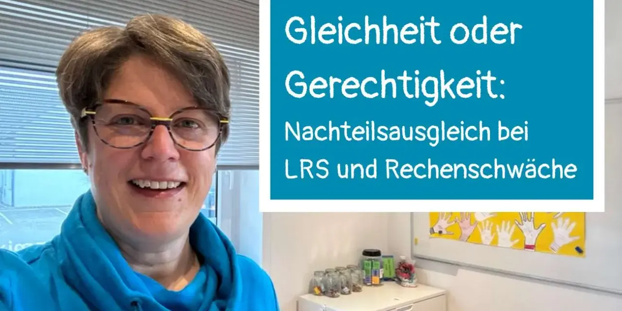 Frau mit Brille lächelt, im Hintergrund ein Schild mit dem Titel "Gleichheit oder Gerechtigkeit: Nachteilsausgleich bei LRS und Rechenschwäche".