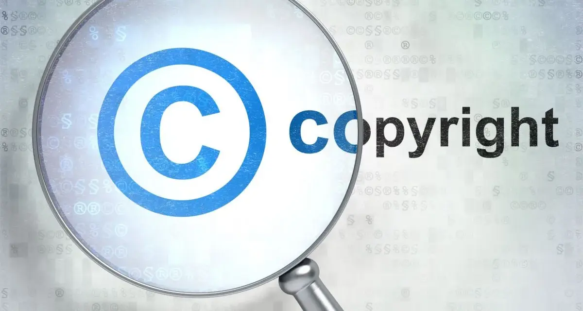 Lupe über dem copyright zeichen und dem Wort "copyright".