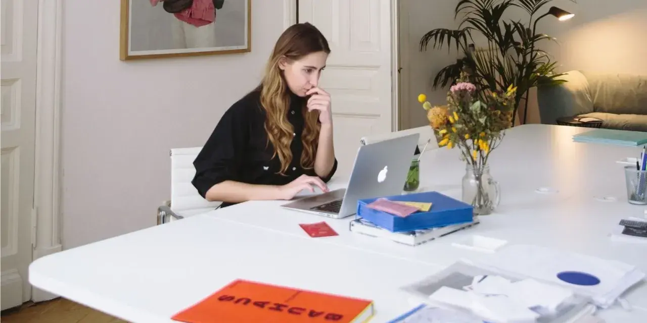 Junge Frau mit guten EDV-Kenntnissen arbeitet konzentriert an ihrem Laptop in einem hellen Büro.