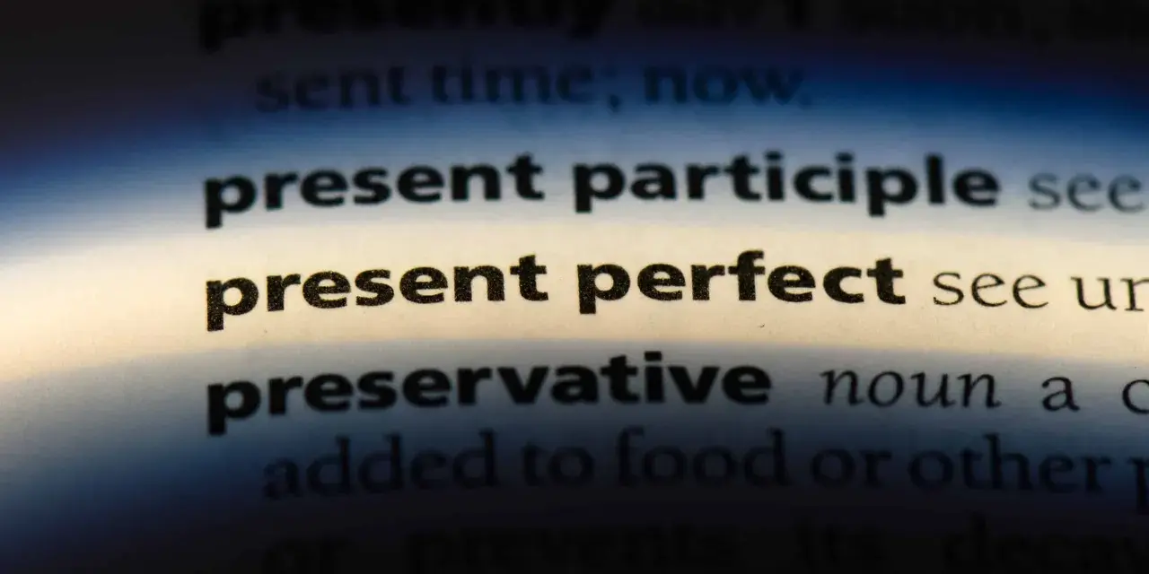 Wörterbuchseite zeigt "present perfect" und erklärt seine Bildung.