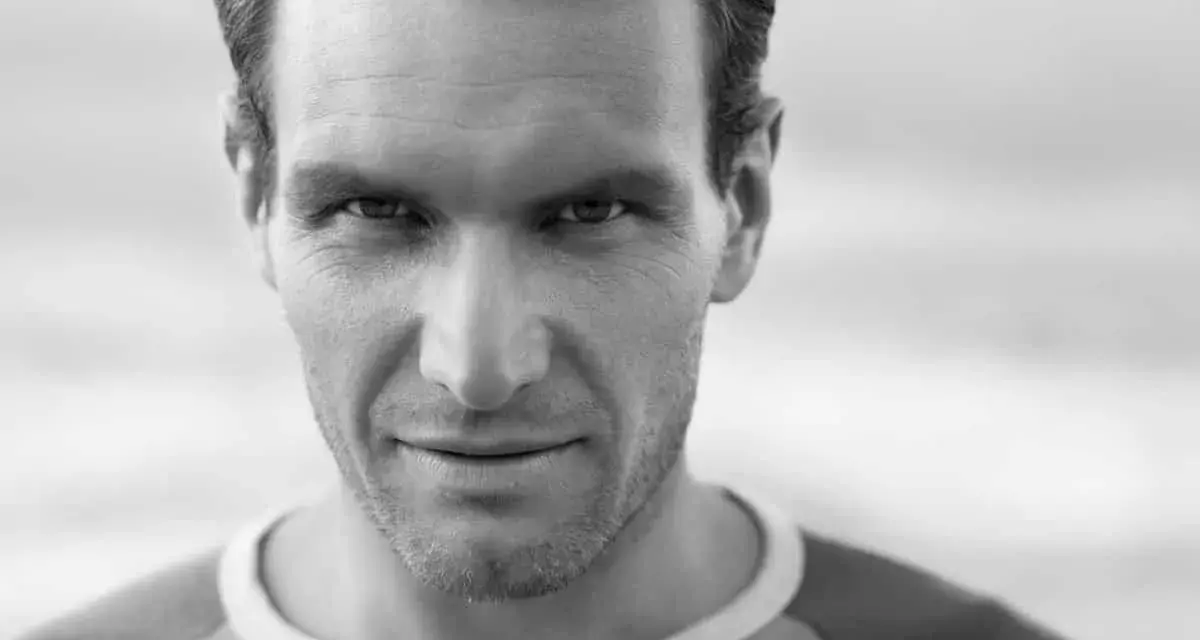 Nahaufnahme eines Mannes mit stechendem Blick, der an einen Soziopathen erinnert. Seine Augen scheinen alles zu durchdringen.