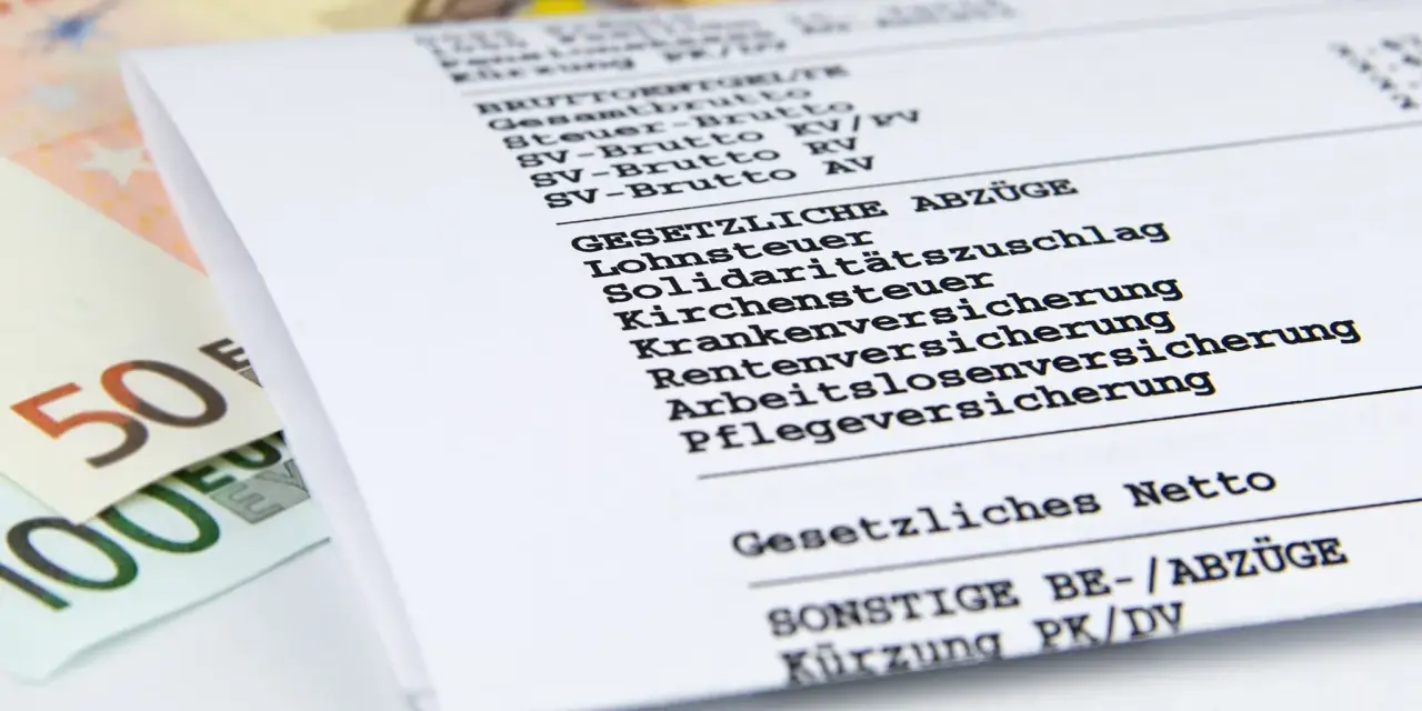 Nahaufnahme einer Entgeltabrechnung mit Euro-Scheinen. Die Abrechnung zeigt Brutto- und Nettobeträge sowie gesetzliche Abzüge wie Lohnsteuer und Versicherungen.