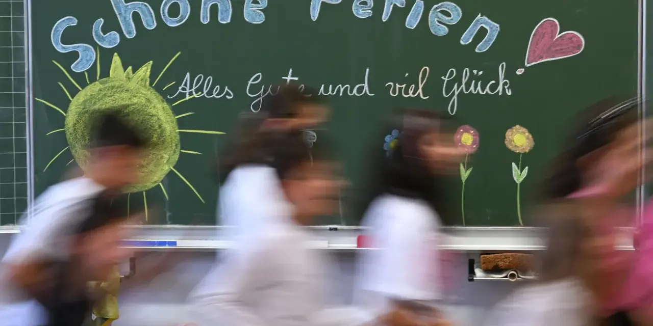 Schöne Ferien! Kinder freuen sich auf die Osterferien 2026 in NRW. Die Tafel zeigt Sonne, Blumen und ein Herz.