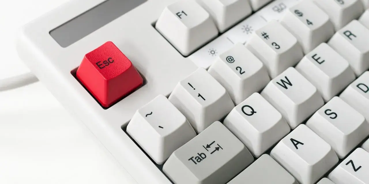 Die rote Esc-Taste und die Ctrl-Taste auf einer weißen Tastatur. Ein roter Pfeil zeigt auf die Ctrl-Taste.