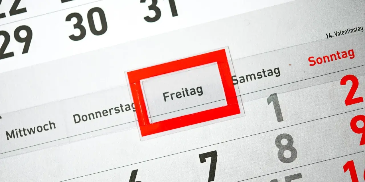 Kalenderblatt mit markiertem Freitag. Die Planung für die **Winterferien 2026** beginnt!