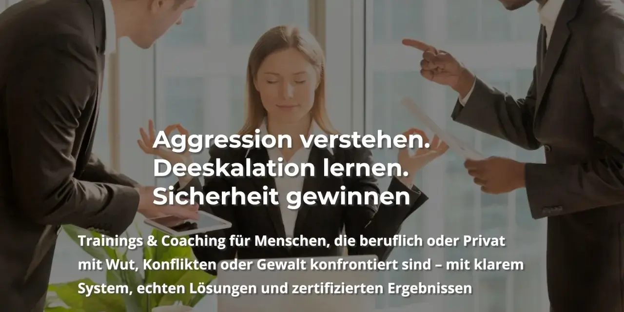 Zwei Männer zeigen aggressiv auf eine Frau, die ruhig meditiert. Text: Aggression verstehen, Deeskalation lernen, Sicherheit gewinnen.