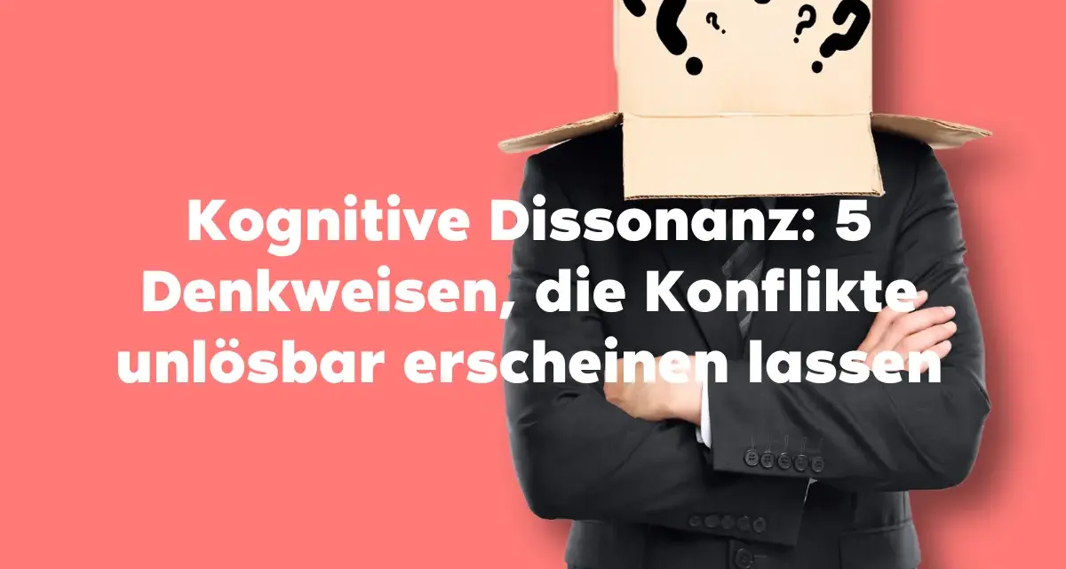 Mann mit Karton über dem Kopf, voller Fragezeichen. Kognitive Dissonanz: 5 Denkweisen, die Konflikte unlösbar erscheinen lassen.