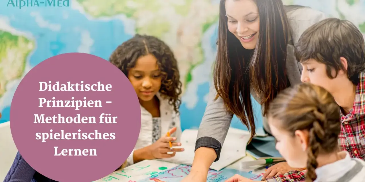 Lehrerin erklärt Kindern spielerisch die didaktischen Prinzipien anhand einer Weltkarte.