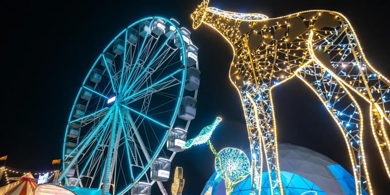 Leuchtende Giraffe und Riesenrad auf einem Jahrmarkt, perfekt für Winterferien Thüringen 2026.