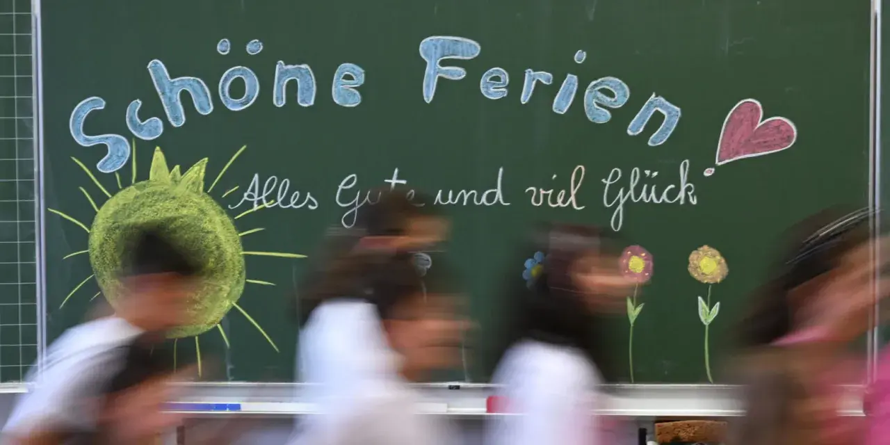 Kreidetafel mit "Schöne Ferien" und einem lachenden Smiley, bereit für die herbstferien 2025 nrw. Kinder huschen vorbei.