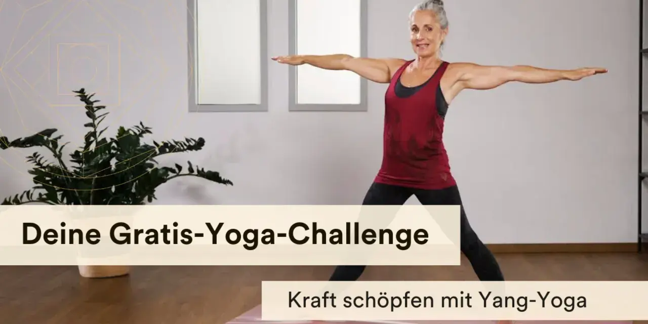 Frau in Yoga-Pose, die Kraft schöpft und gegen Antriebslosigkeit wirkt. Deine Gratis-Yoga-Challenge.