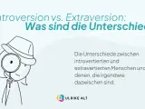 Eine Figur mit Hut und Lupe untersucht die Unterschiede zwischen introvertierten und extrovertierten Menschen.