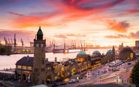 Spektakulärer Sonnenuntergang über Hamburgs Hafen. Perfekt für deine Hamburg Ferien 2025!