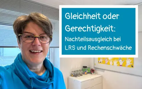 Frau mit Brille lächelt, im Hintergrund ein Schild mit dem Titel "Gleichheit oder Gerechtigkeit: Nachteilsausgleich bei LRS und Rechenschwäche".