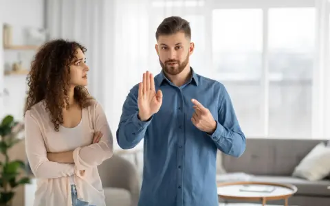 Mann gestikuliert, dass er **recht hat**, während Frau ihm skeptisch zuhört.