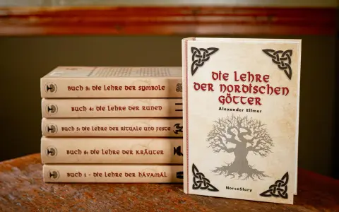 Bücherstapel mit Titeln über nordische Götter, Runen und Symbole. Ein Buch mit dem Titel "Die Lehre der nordischen Götter" steht vorne.