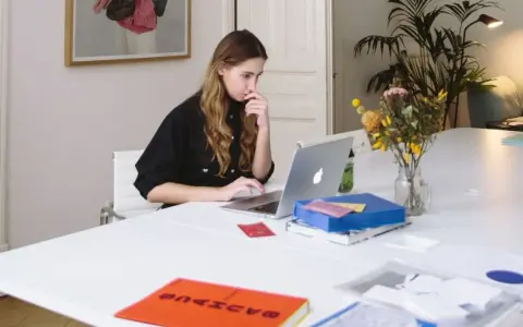 Junge Frau mit guten EDV-Kenntnissen arbeitet konzentriert an ihrem Laptop in einem hellen Büro.
