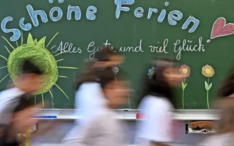 Schöne Ferien! Kinder in Schleswig-Holstein freuen sich auf die Herbstferien. Tafel mit Sonne, Herz und Blumen.
