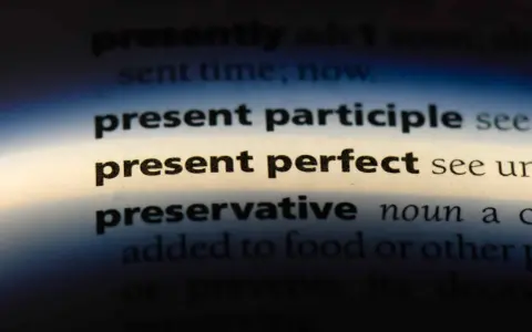 Wörterbuchseite zeigt "present perfect" und erklärt seine Bildung.