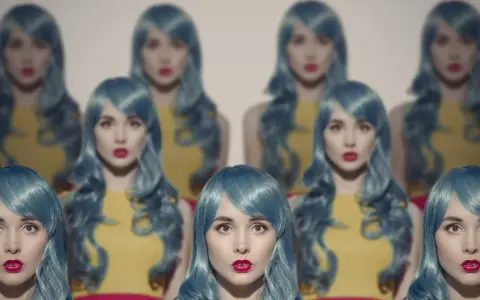 Mehrere Frauen mit blauen Perücken und roten Lippen scheinen sich zu klonen, eine surreale Szene.
