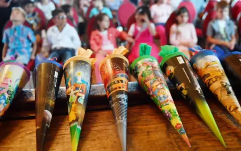 Bunte Zuckertüten für die Einschulung Brandenburg 2025. Kinder warten gespannt auf ihren großen Tag.