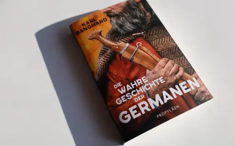 Buchcover "Die wahre Geschichte der Germanen" von Karl Banghard. Ein Mann mit Bart und Dolch im Gewand.