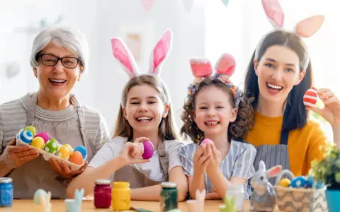 Familie feiert die Osterferien BW 2026 mit bunten Eiern und Hasenohren.