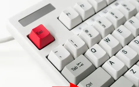 Die rote Esc-Taste und die Ctrl-Taste auf einer weißen Tastatur. Ein roter Pfeil zeigt auf die Ctrl-Taste.