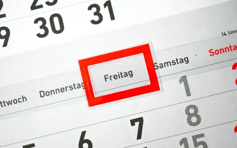 Kalenderblatt mit markiertem Freitag. Die Planung für die **Winterferien 2026** beginnt!